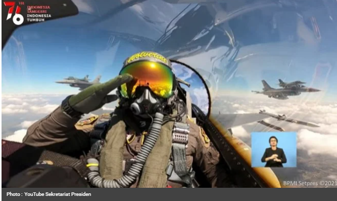 Peringati Hari Kemerdekaan RI, 8 Jet Tempur F-16 Bermanuver di atas Istana